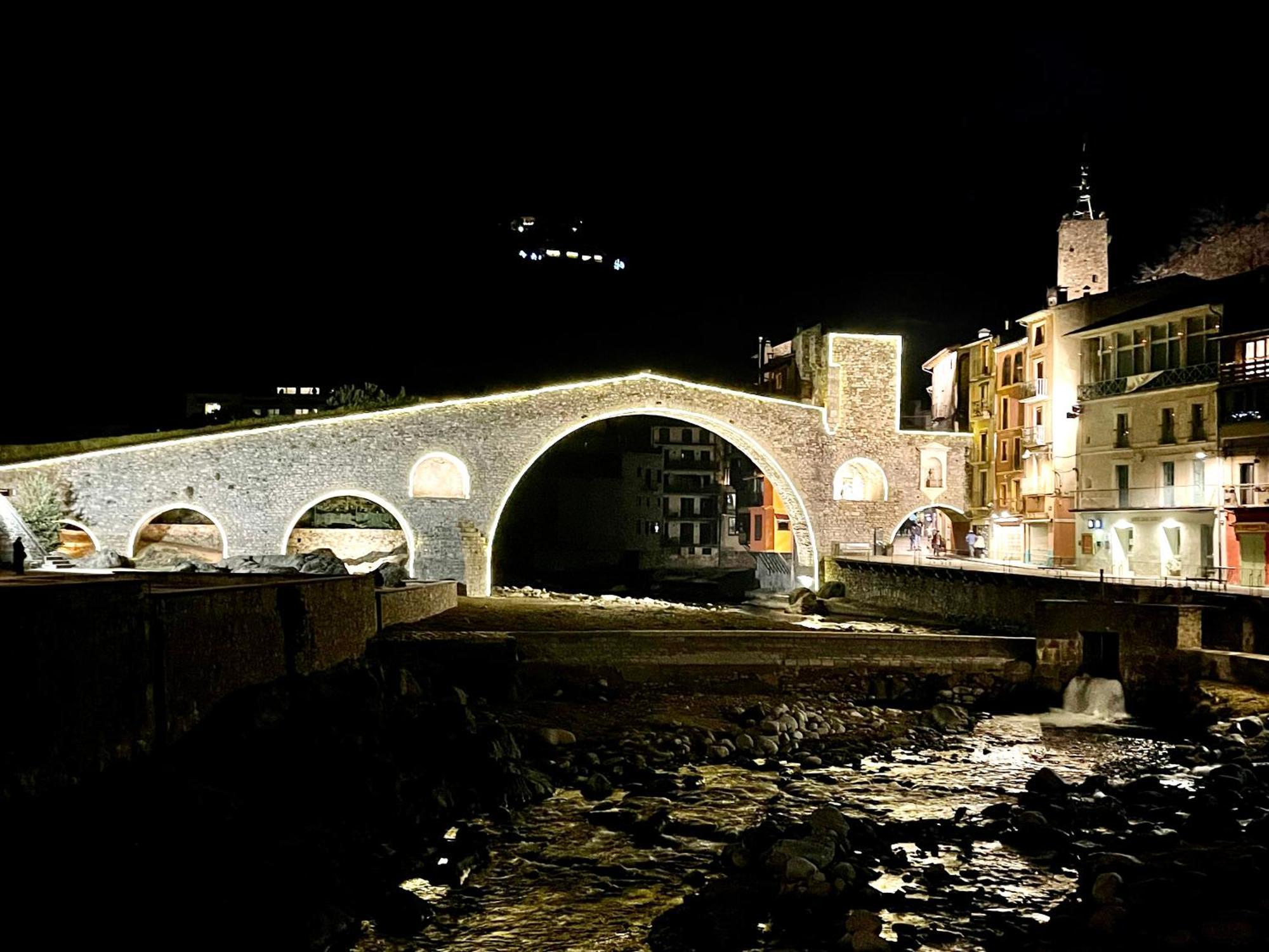 קמפרודון Apartamento Colgante Al Rio Con Vistas Al Puente מראה חיצוני תמונה