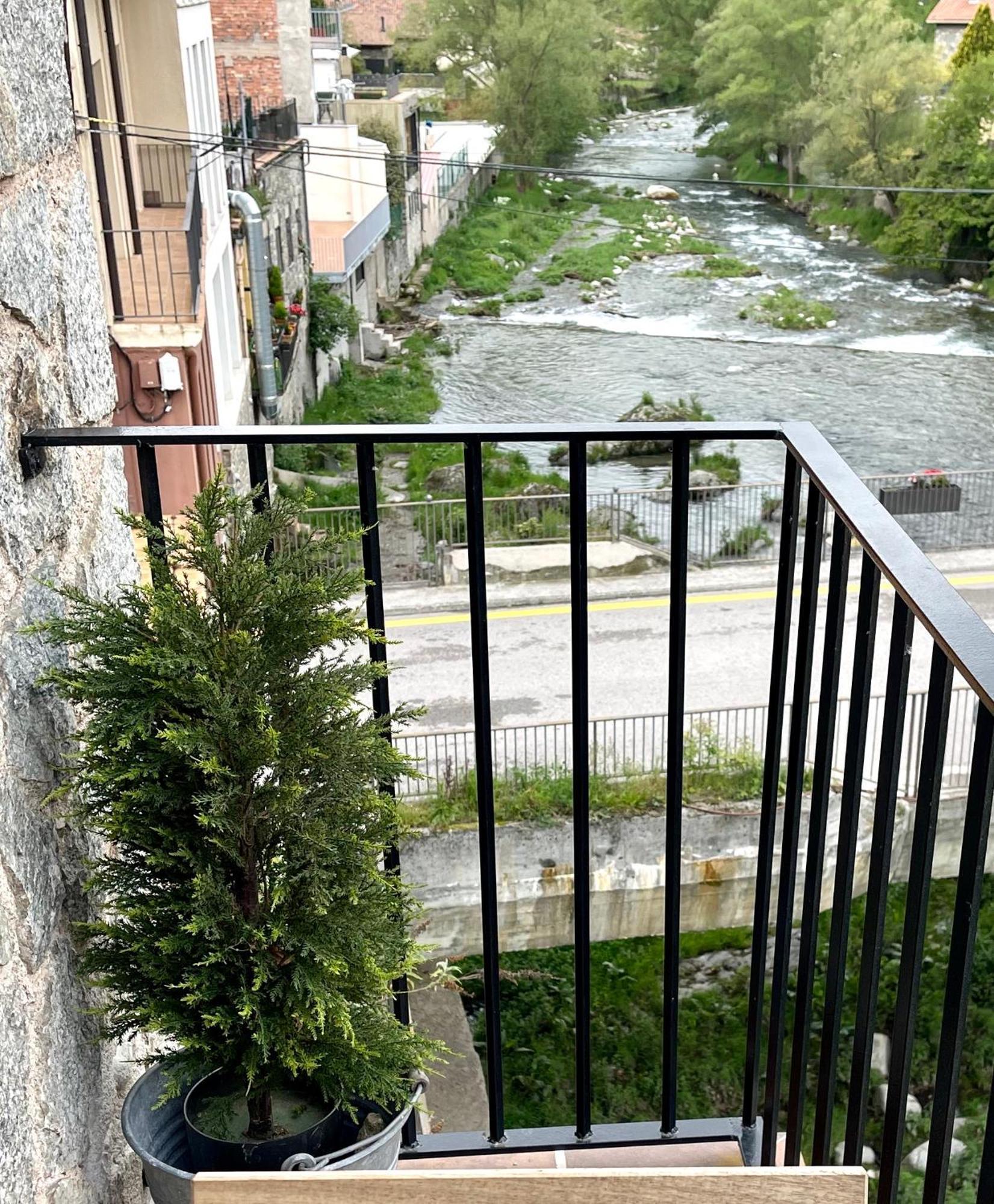 קמפרודון Apartamento Colgante Al Rio Con Vistas Al Puente מראה חיצוני תמונה